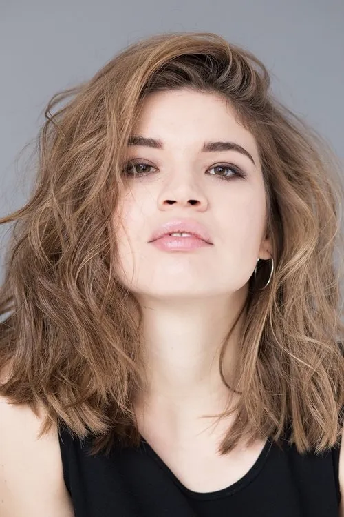 Jade-Mariuka Robitaille interpretando a Waitress