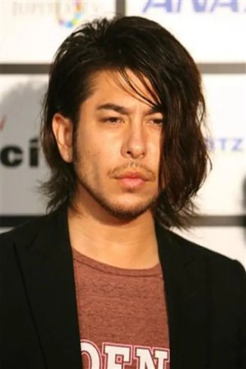 Jai West interpretando a J - Burglar