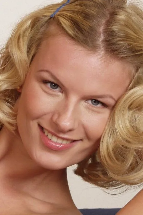 Jaimi Lenkova interpretando a (archive footage)