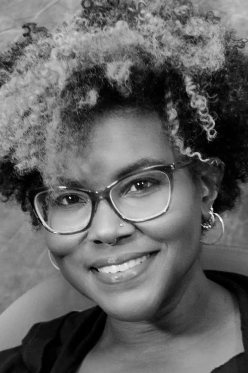 Jake-Ann Jones interpretando a Cicely