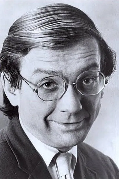 Jake Dengel interpretando a Mr. Tetley