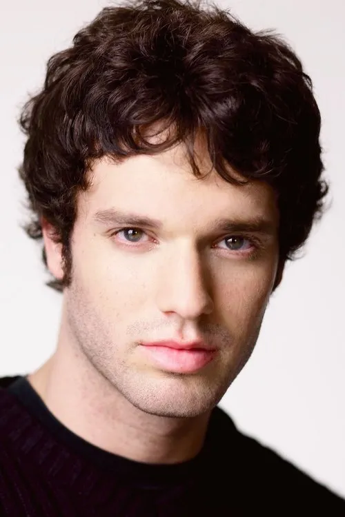 Jake Epstein interpretando a Danny