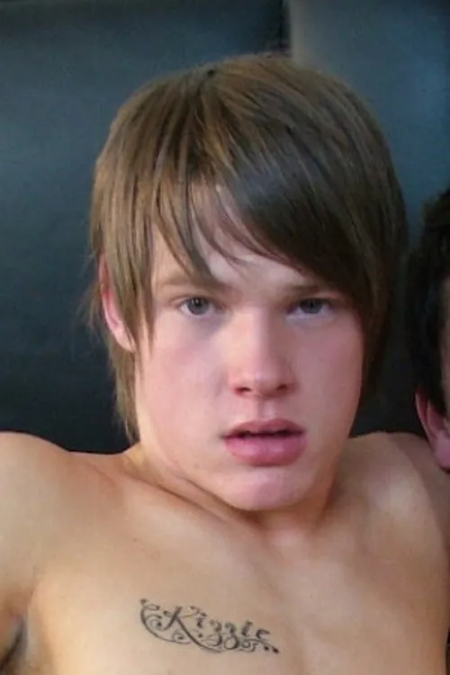 Jake Hamilton interpretando a 