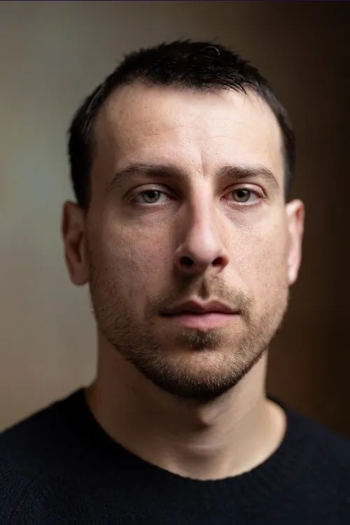 Jake Mann interpretando a James Klugmann