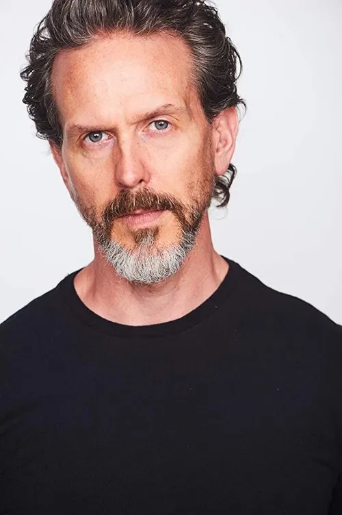 Jake Martin interpretando a Grant