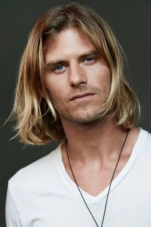 Jake Muxworthy interpretando a Kip