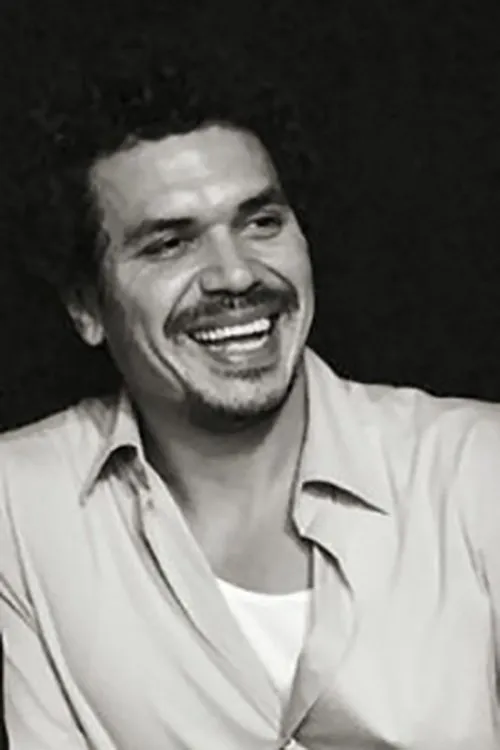 Jake Nava interpretando a Self