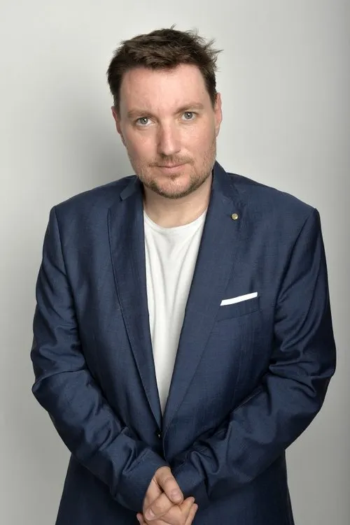 Dom Joly ha trabajado con Jake Yapp en 1 ocasiones