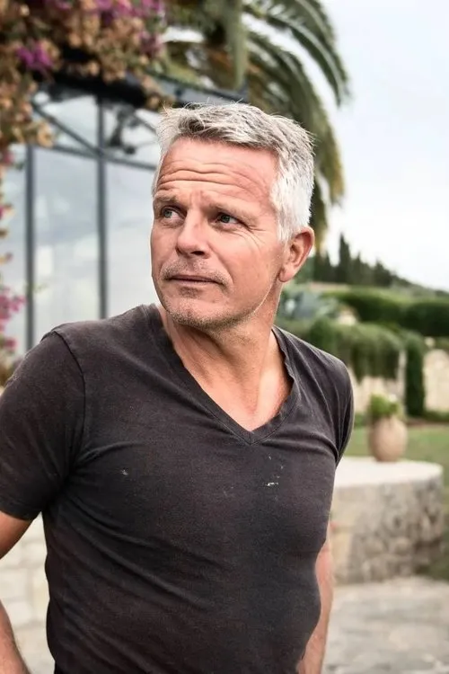 Jakob Kjeldbjerg — personaje: Self - Host