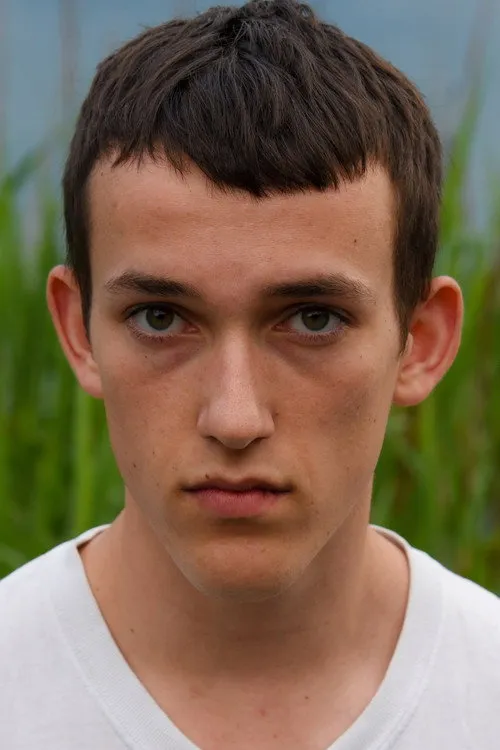 Jakob Mader interpretando a Young Elias