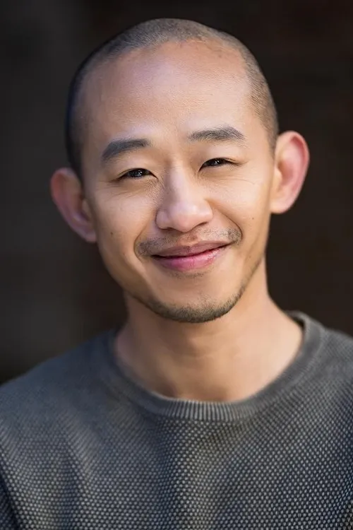 Jalen Ong interpretando a Computer Technician 1