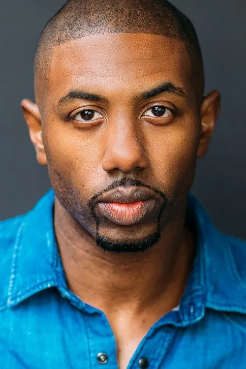 Jamal Dennis interpretando a Clarence