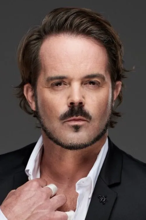 James Aaron Oliver interpretando a Production Assistant