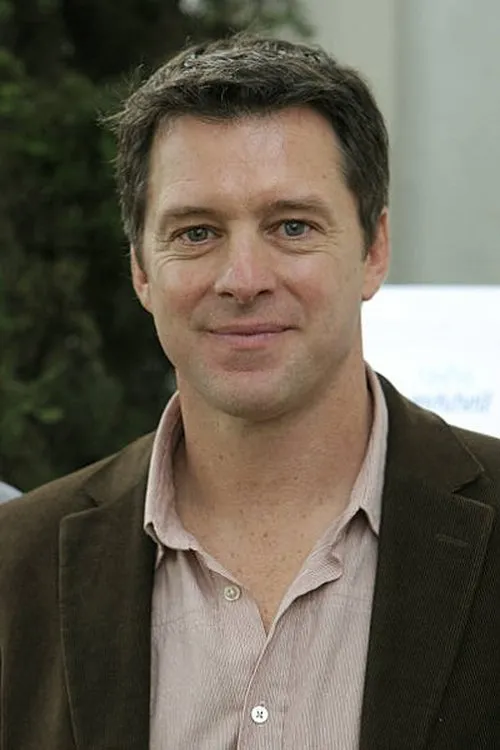 James Acheson interpretando a American OSS officer