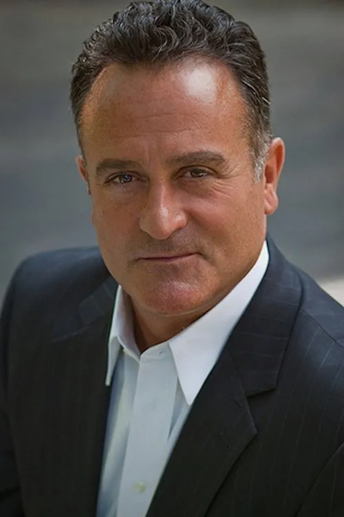 James Bagnell interpretando a Employee