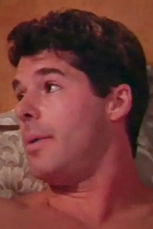 James Bonn interpretando a Sonny Di Giulio