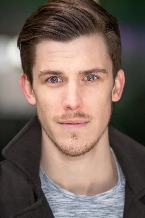 James Buttling interpretando a Carl