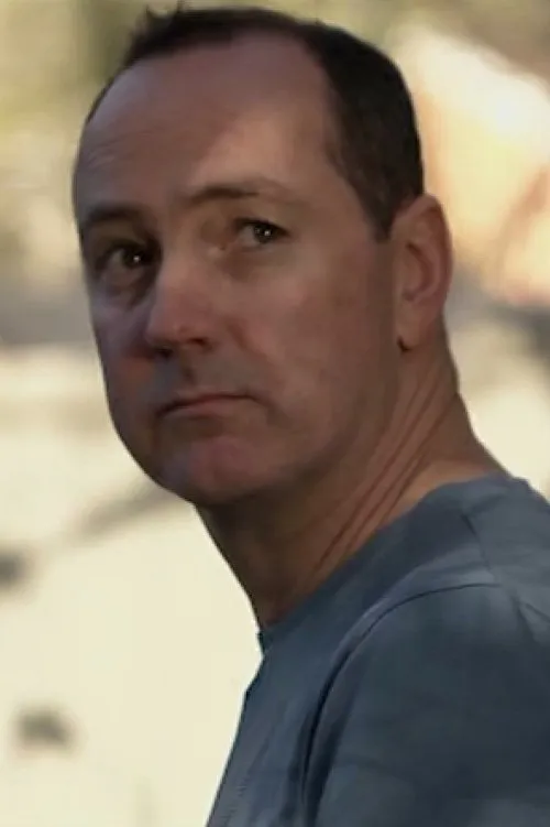 James Cunningham interpretando a Ryan