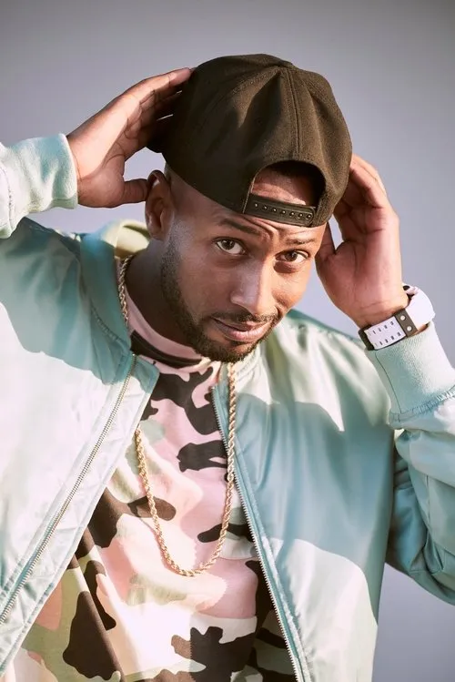 James Davis interpretando a Kwame