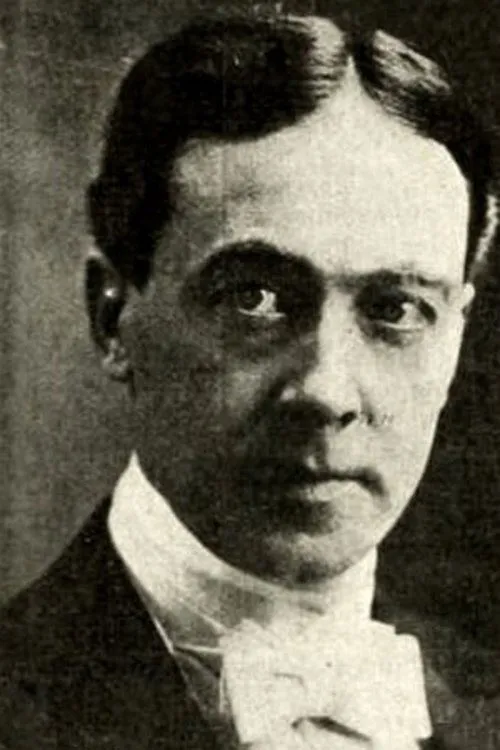 James Durkin interpretando a Prof. Hargrave