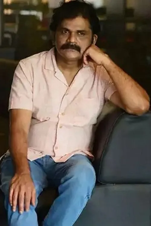 James Eliya interpretando a 