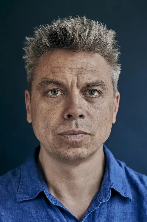 Peter Hamilton Dyer ha trabajado con James Garnon en 2 ocasiones