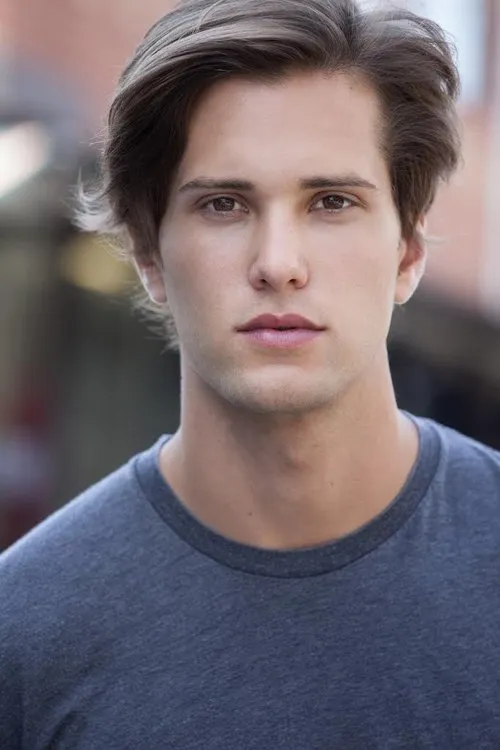 James Godfrey interpretando a Bonzo