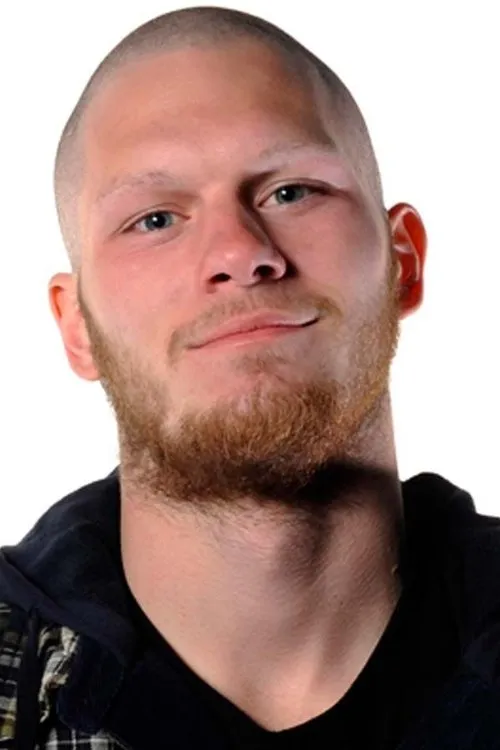 James Hardy interpretando a 