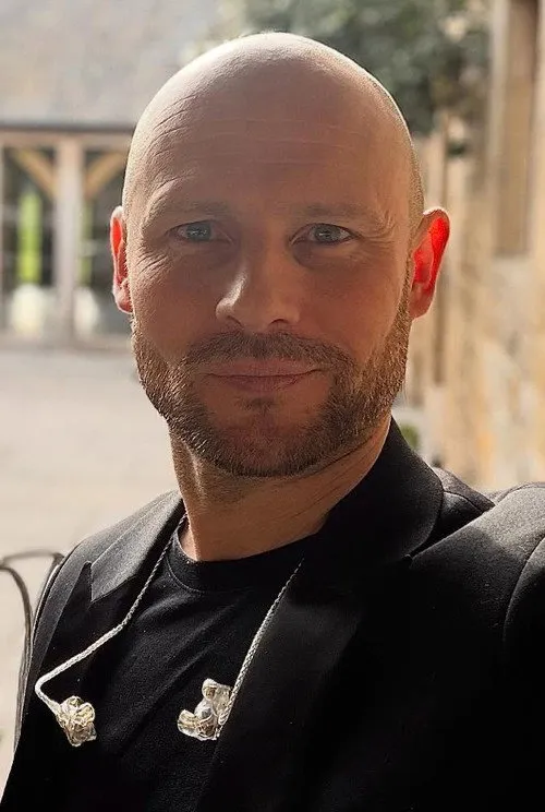 Rosanna Tung ha trabajado con James Hedley en 1 ocasiones