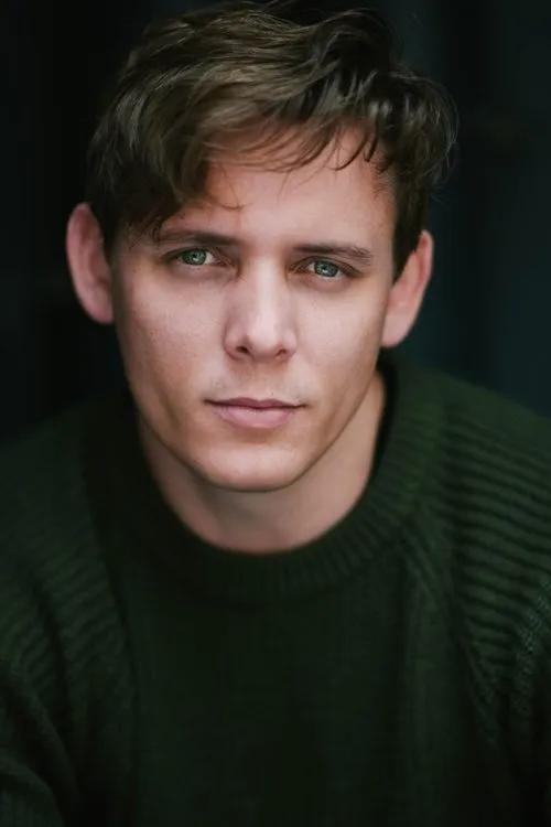 James Hoare interpretando a Elliott