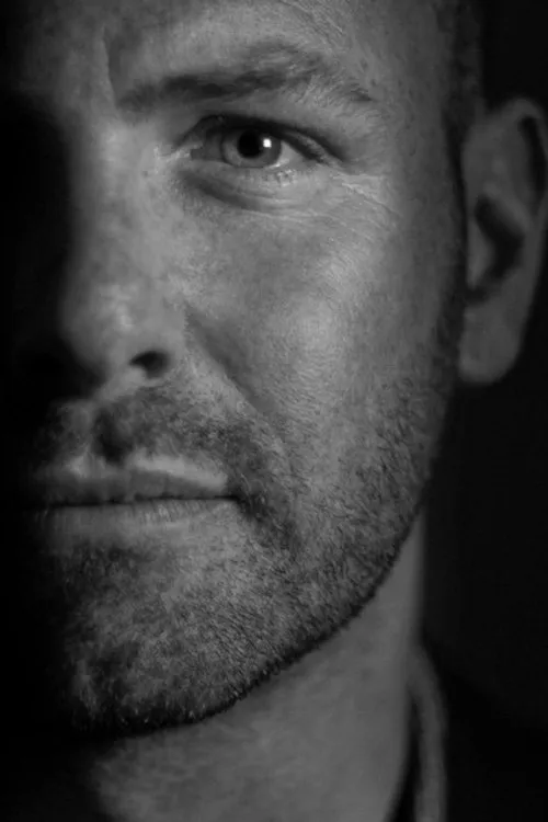 James Jacoby interpretando a Self; Correspondent