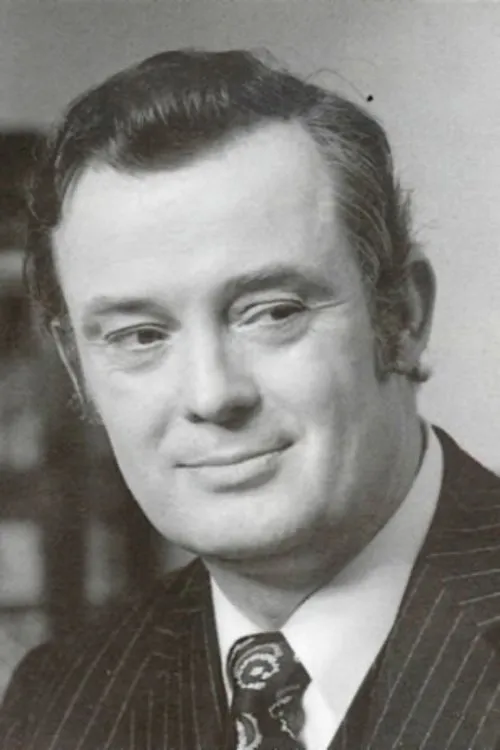 James King interpretando a Aegisth