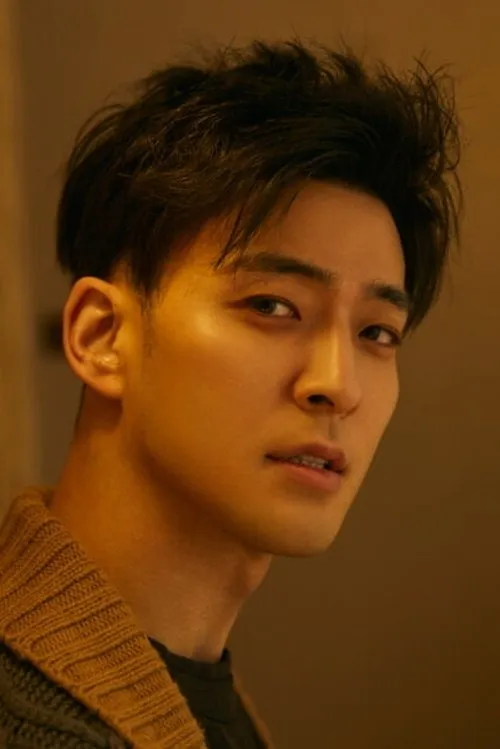 James Lee interpretando a 