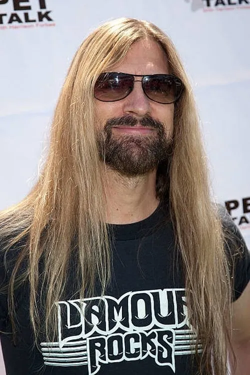 James Lomenzo interpretando a Self