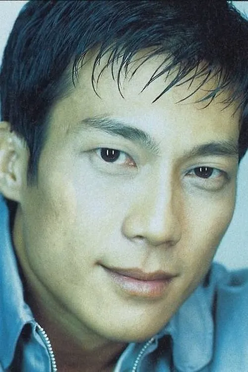 James Lye interpretando a Major Eric Ong