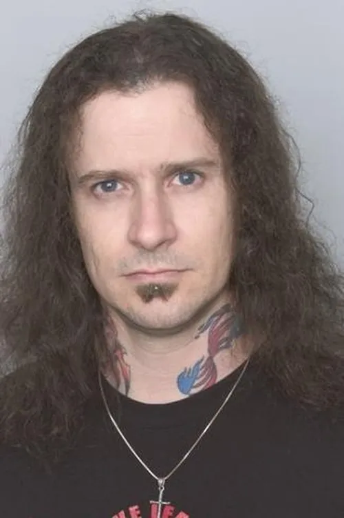 James MacDonough interpretando a Bass