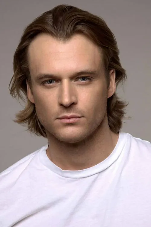 James McVan interpretando a Friend of Raul