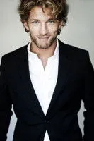 James Norley interpretando a Ex-Boyfriend