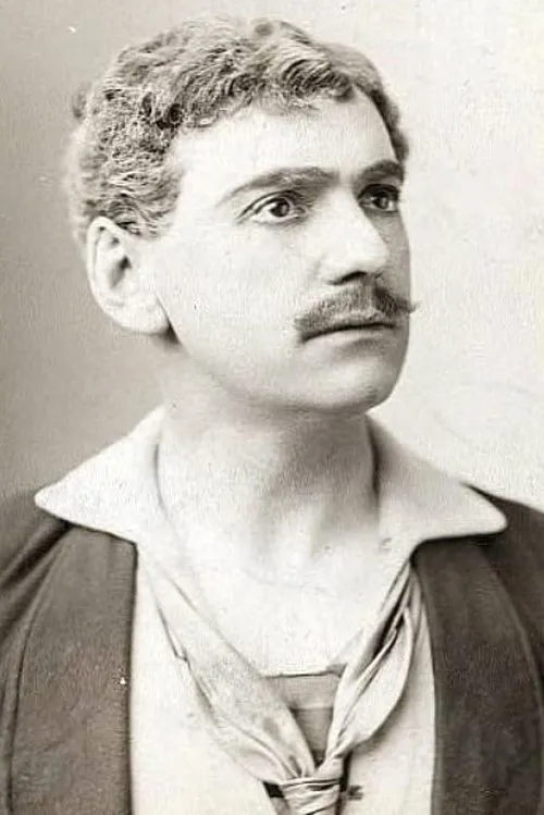 James O'Neill interpretando a Sir Jeffrey Croyden