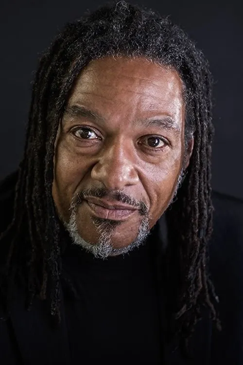 James R. Baylis en su biografía y filmografía