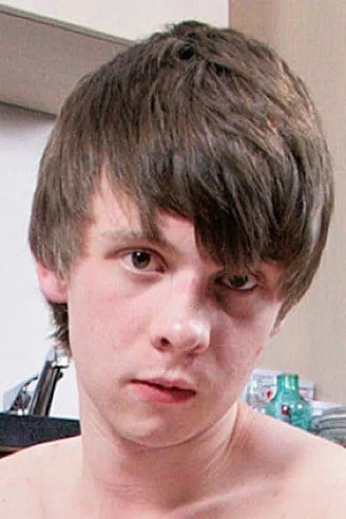 James Radford interpretando a 