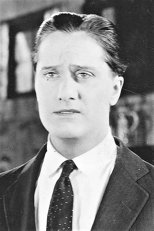 James Rennie interpretando a Self