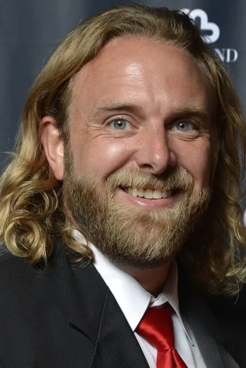 James Schrader interpretando a Mr. Turner