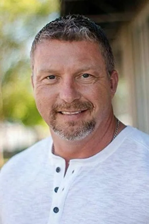 James Stokes interpretando a Sheriff Mike Prescott