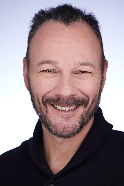 James Tackett interpretando a Ricky Saint