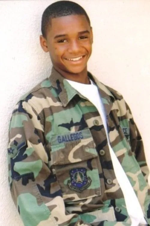 James Thomas Lee Knight interpretando a Basketball Principal Player