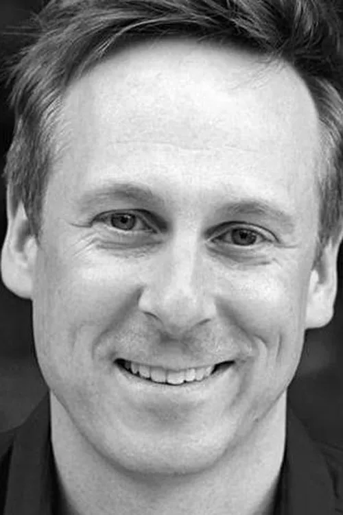 James Tucker interpretando a Alonso