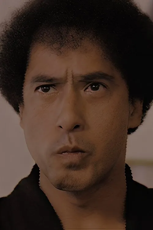 James Yi Lui interpretando a Lee Cheng