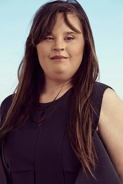Jamie Brewer interpretando a Mary