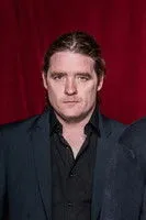 Jamie Cavanagh interpretando a